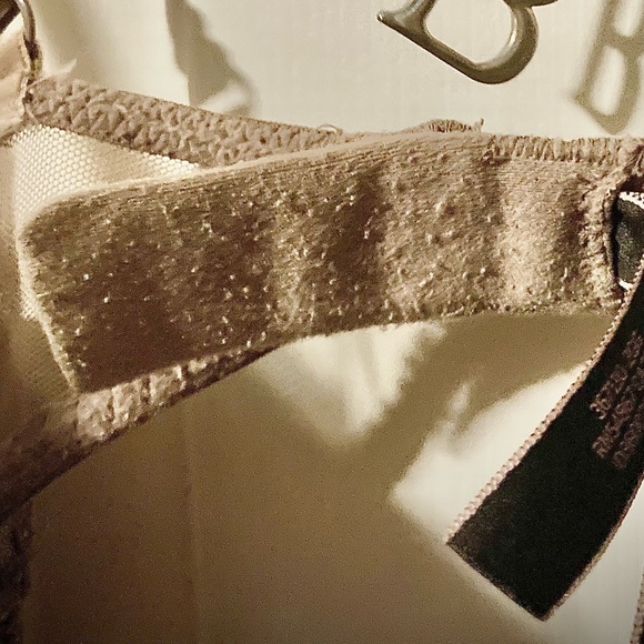 Victoria’s Secret plunge Bra with lace accents. - Picture 7 of 13